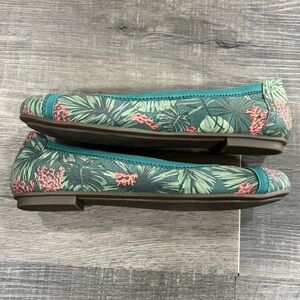 Rare Vionic Display Carrol Flats “Tropical Print”, size 7, GUC